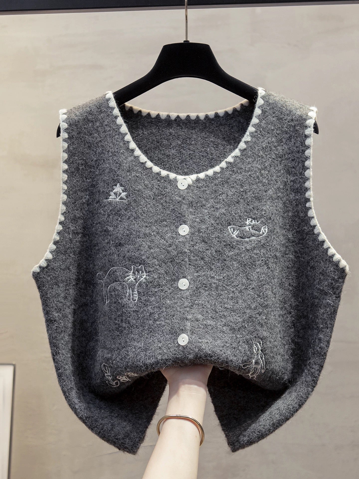 Embroidered round neck knitted cardigan vest for women, 2025 autumn and winter new style, loose fit, outerwear, sweater, trendy.