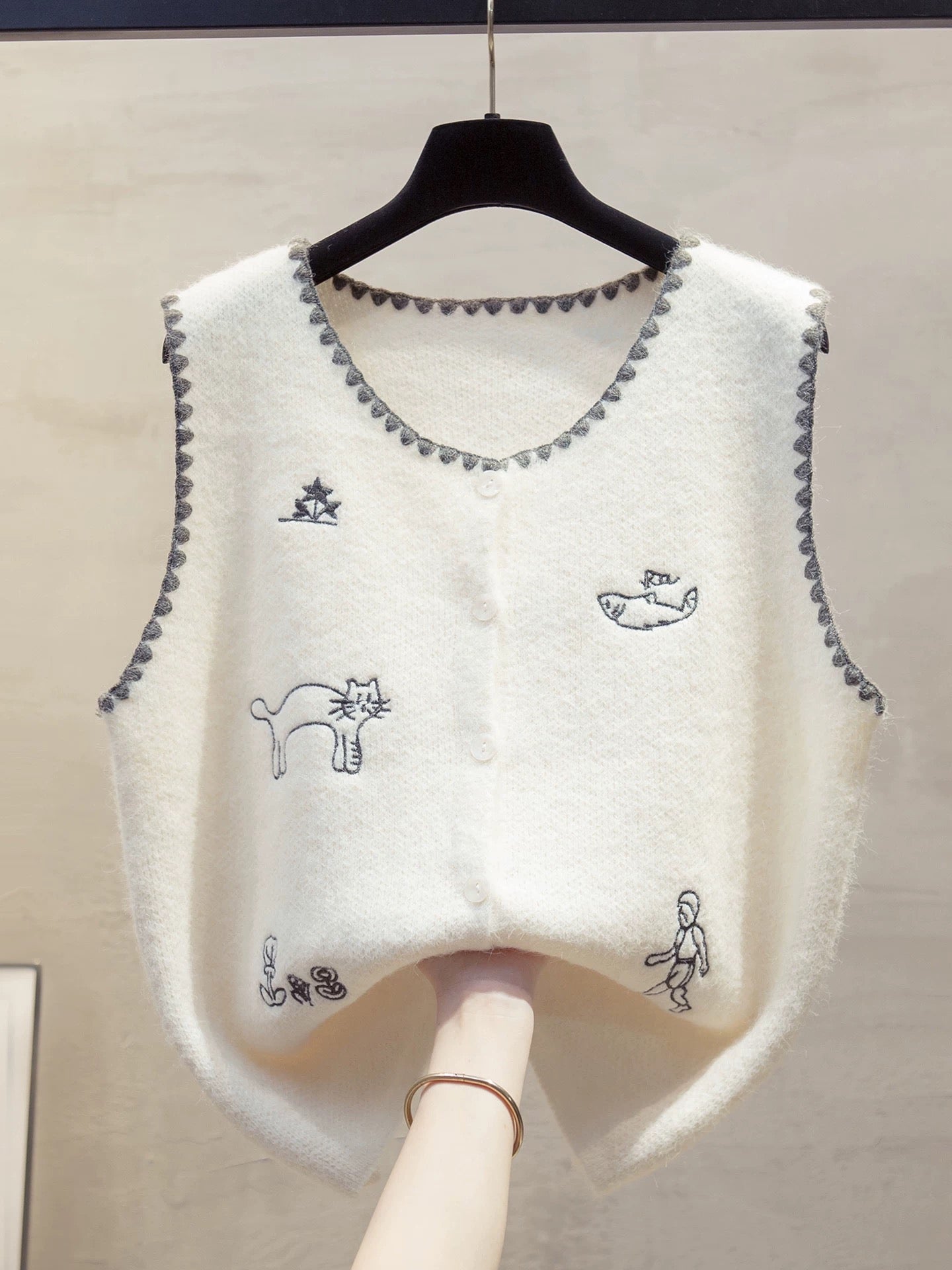 Embroidered round neck knitted cardigan vest for women, 2025 autumn and winter new style, loose fit, outerwear, sweater, trendy.