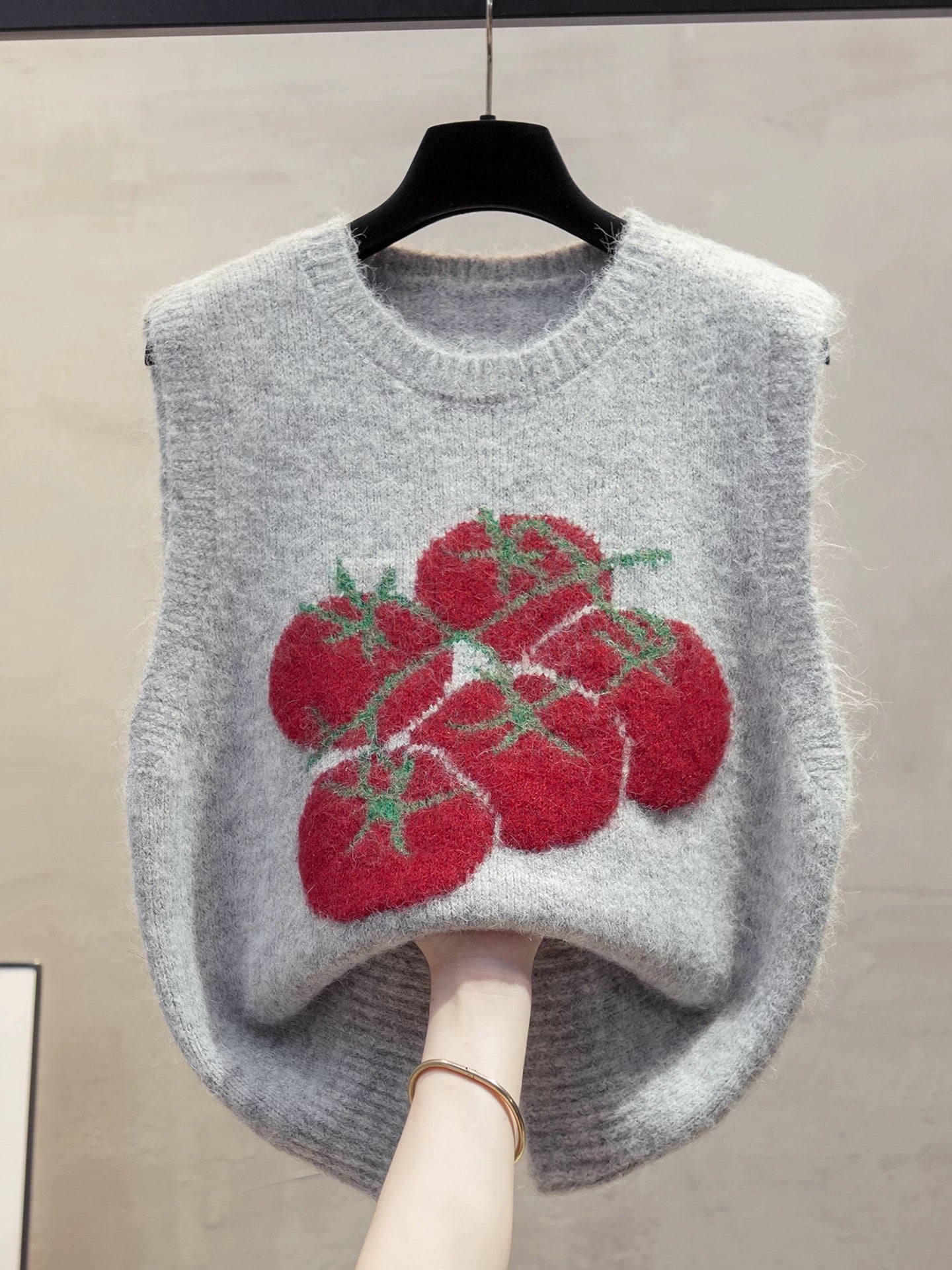 Round neck jacquard knitted vest for women, 2025 autumn and winter new style, loose fit, suitable for layering with sweaters, trendy.
