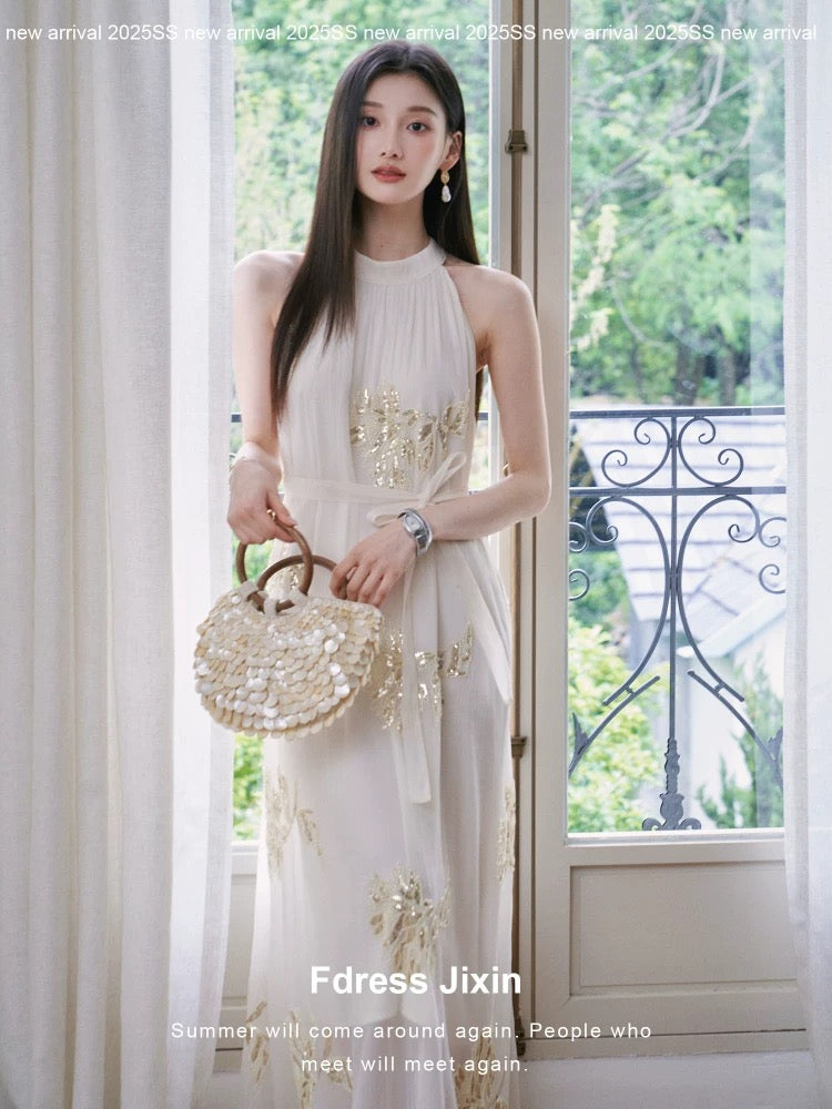 Send a letter to Yu Kui, a sleeveless dress with heavy embroidery, beaded sequins, and a slimming halter neck.
