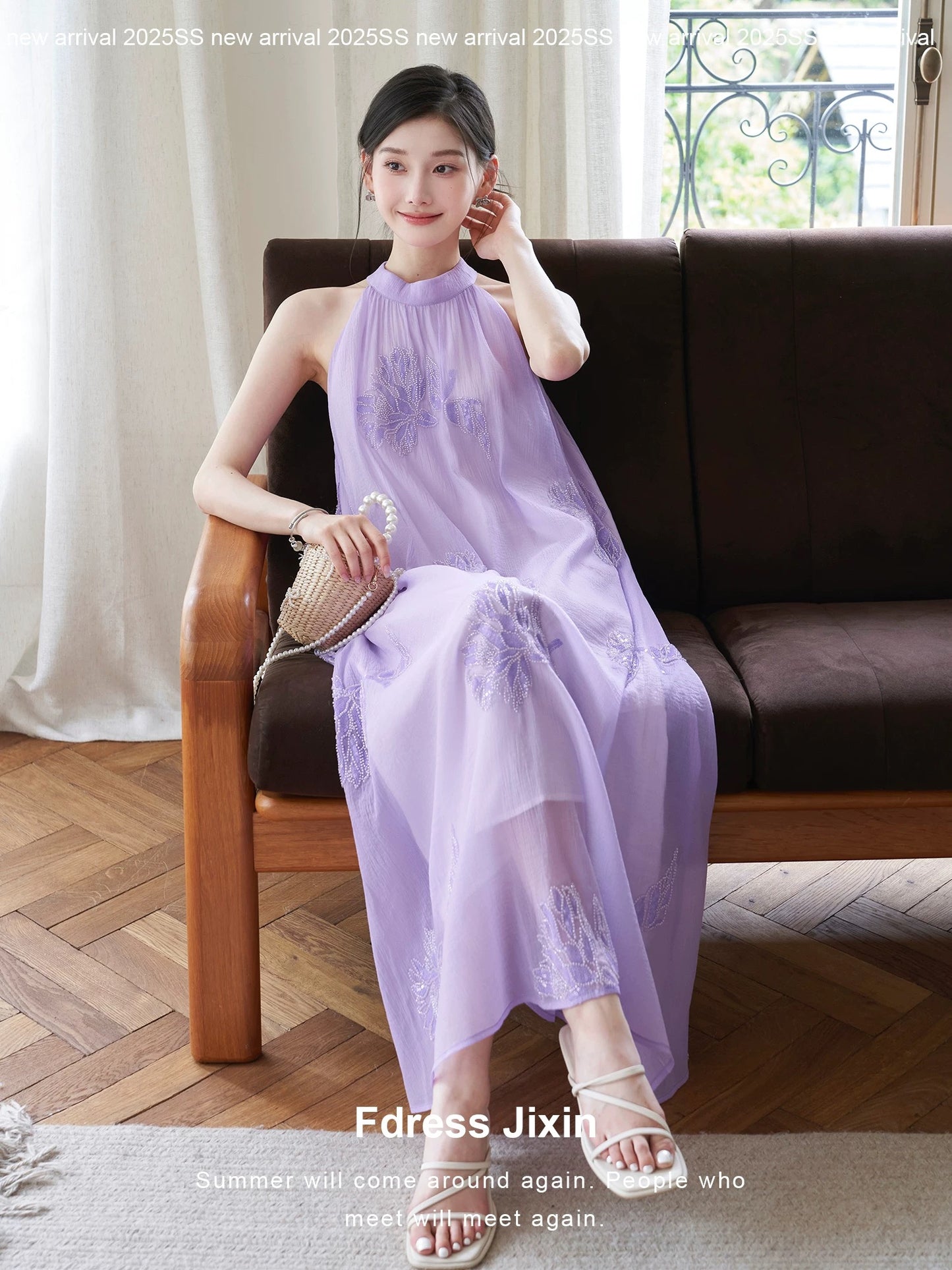 Send a letter to Yu Kui, a sleeveless dress with heavy embroidery, beaded sequins, and a slimming halter neck.