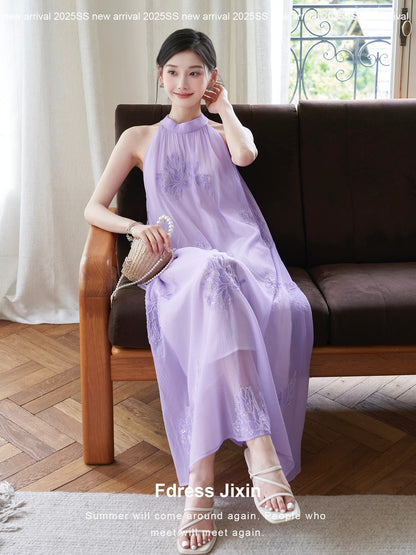 Send a letter to Yu Kui, a sleeveless dress with heavy embroidery, beaded sequins, and a slimming halter neck.