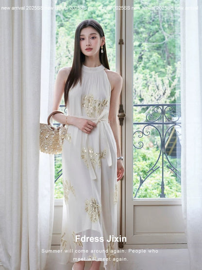 Send a letter to Yu Kui, a sleeveless dress with heavy embroidery, beaded sequins, and a slimming halter neck.