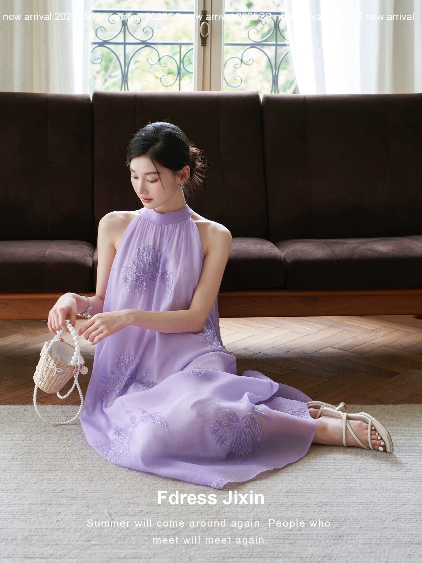 Send a letter to Yu Kui, a sleeveless dress with heavy embroidery, beaded sequins, and a slimming halter neck.