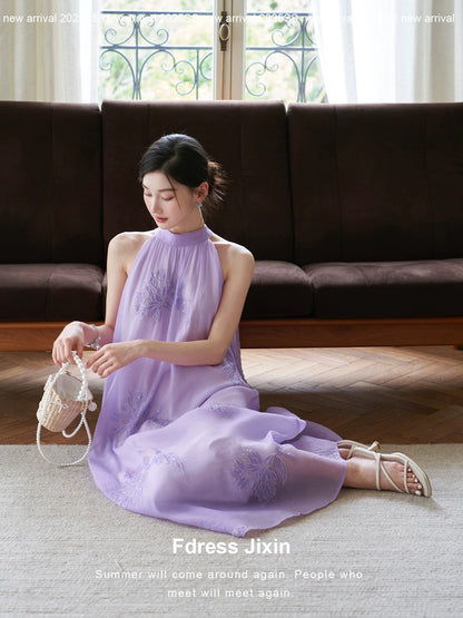 Send a letter to Yu Kui, a sleeveless dress with heavy embroidery, beaded sequins, and a slimming halter neck.