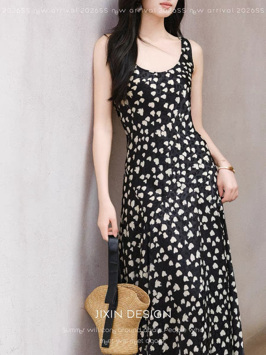 Noir Fleur | Sophisticated Black and White Floral Slim Fit Mermaid Sle Lee Nhi Boutique Noir Fleur | Sophisticated Black and White Floral Slim Fit Mermaid Sle Lee Nhi Boutique