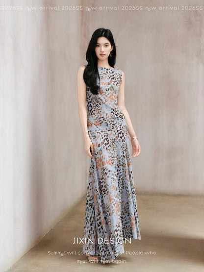 Sending a letter to "Lan" - wear it inside out / A cool blue leopard print elegant sleeveless long dress with a bias cut for a slimming effect.