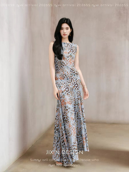 Sending a letter to "Lan" - wear it inside out / A cool blue leopard print elegant sleeveless long dress with a bias cut for a slimming effect.