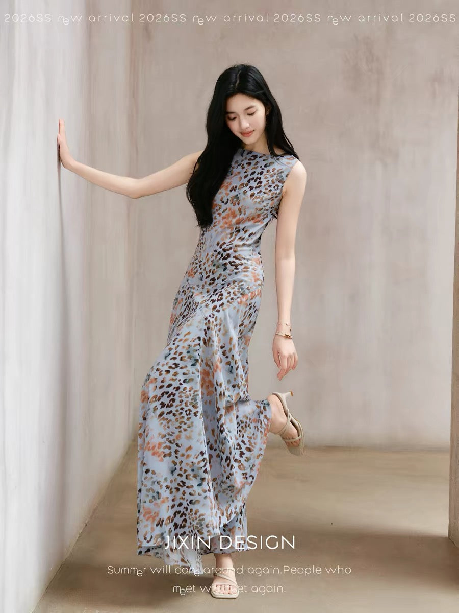 Sending a letter to "Lan" - wear it inside out / A cool blue leopard print elegant sleeveless long dress with a bias cut for a slimming effect.