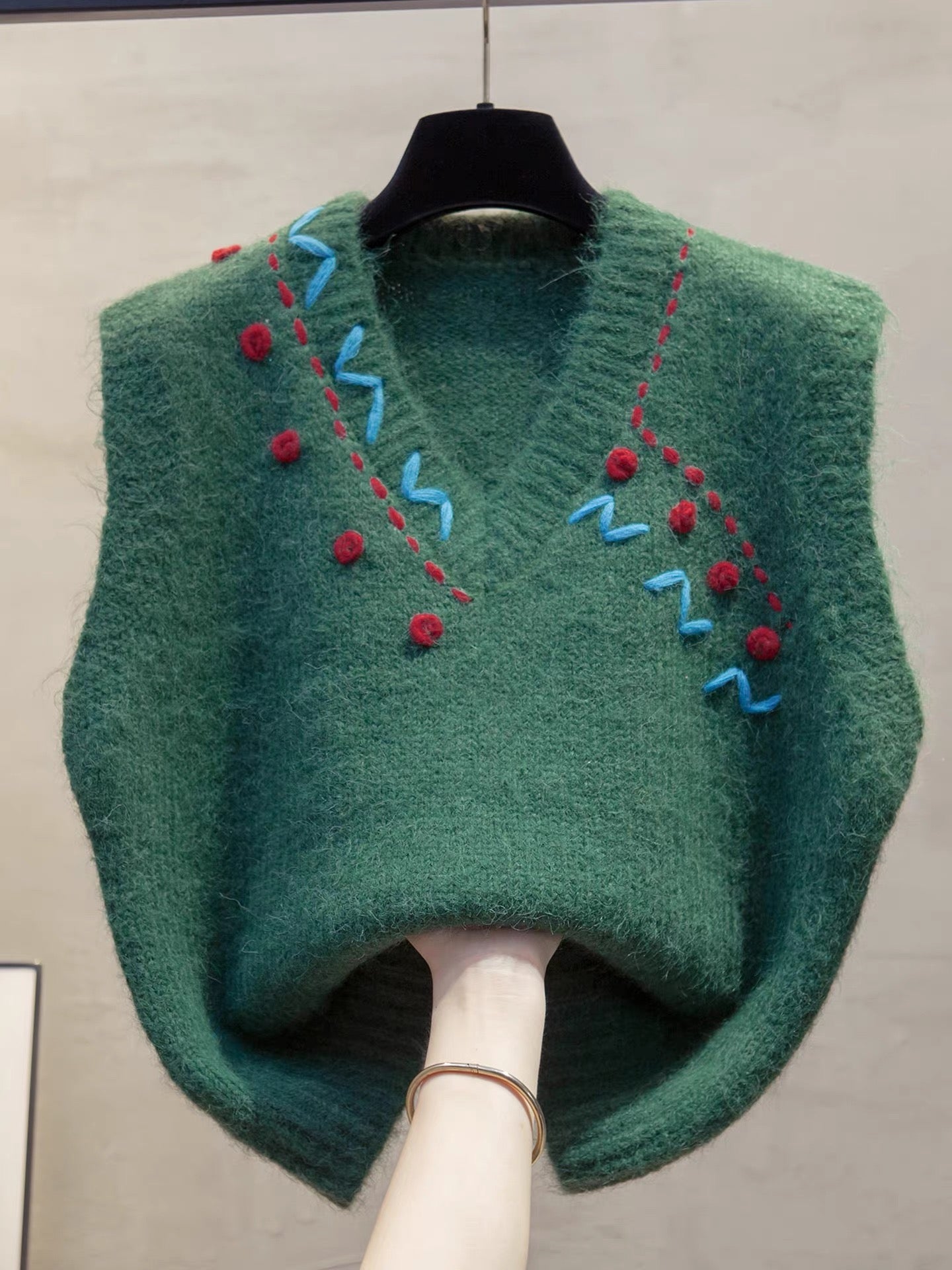 Hand-embroidered V-neck knitted vest for women, new autumn/winter 2025 style, loose-fitting outerwear vest, layered with sweaters.