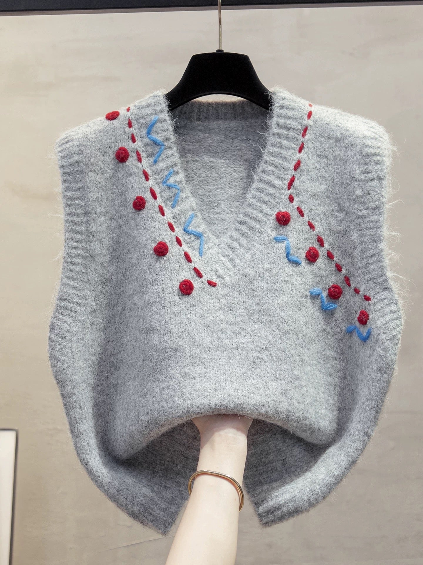 Hand-embroidered V-neck knitted vest for women, new autumn/winter 2025 style, loose-fitting outerwear vest, layered with sweaters.