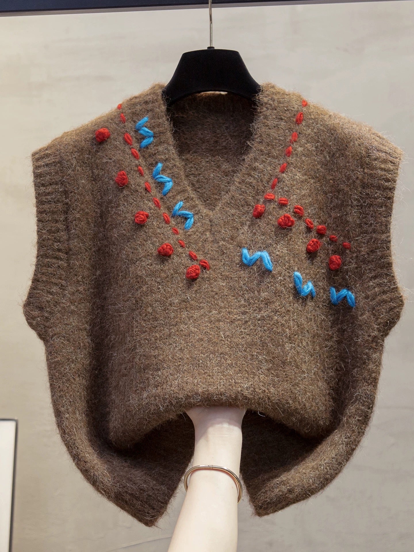 Hand-embroidered V-neck knitted vest for women, new autumn/winter 2025 style, loose-fitting outerwear vest, layered with sweaters.