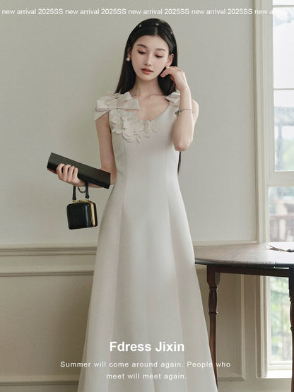 Send a letter to Alice - a hand-sewn 3D flower vest dress, a light evening gown, and an engagement dress with a unique design.