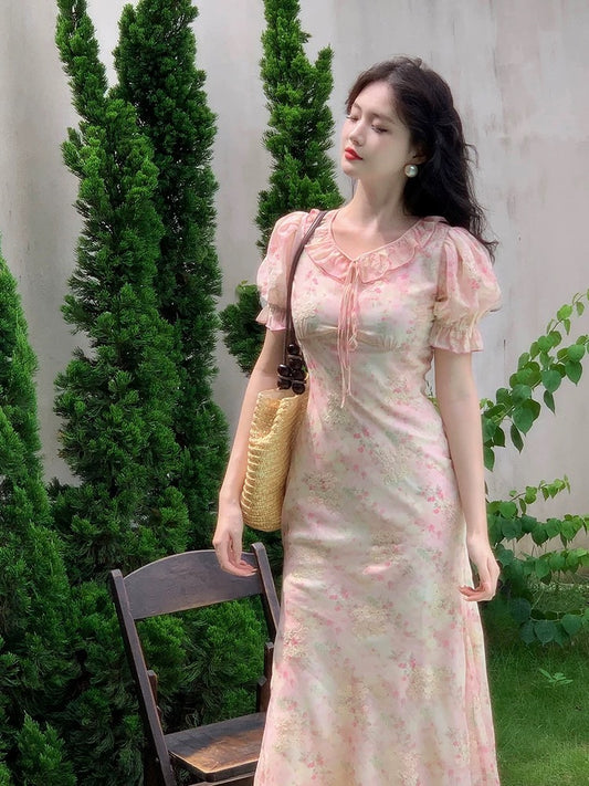 Haze Hezhi French fungus-edged baby-neck puff-sleeved dress is feminine, slimming and beautiful.