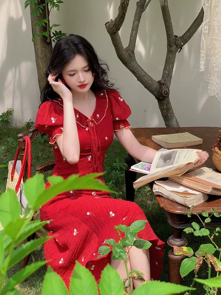 Haze Hezhi French fungus-edged baby-neck puff-sleeved dress is feminine, slimming and beautiful.