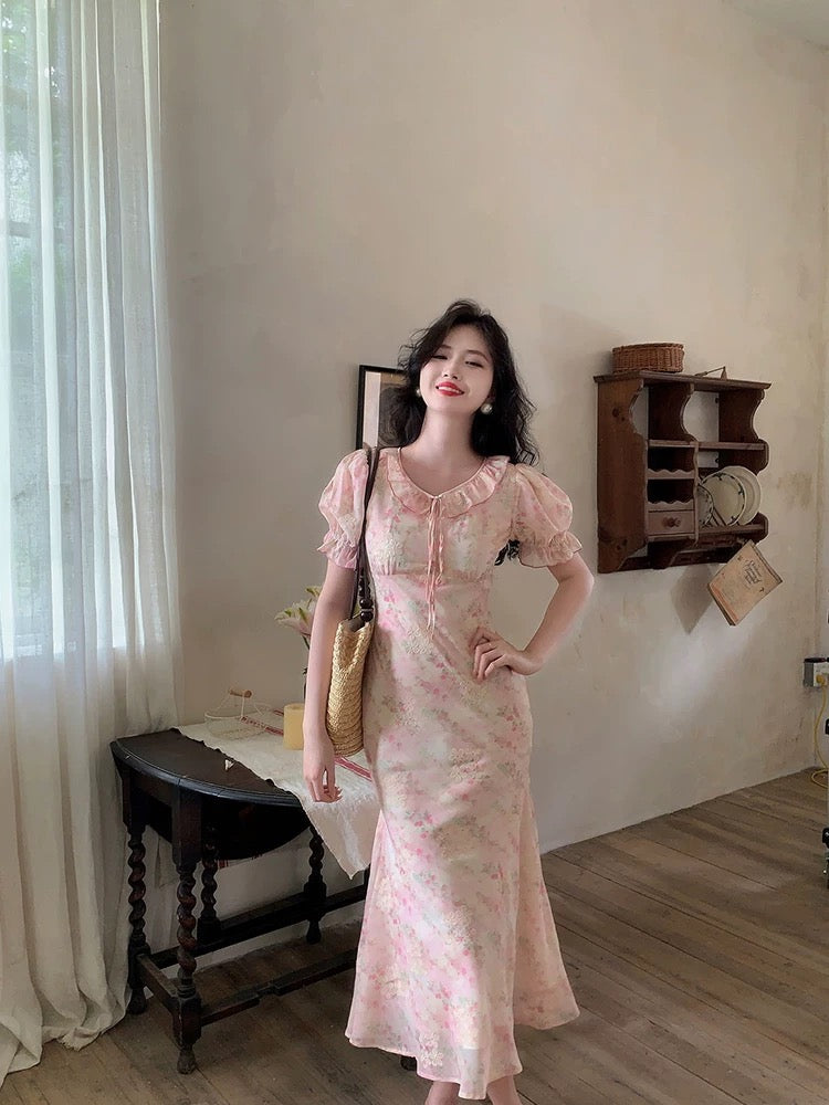 Haze Hezhi French fungus-edged baby-neck puff-sleeved dress is feminine, slimming and beautiful.