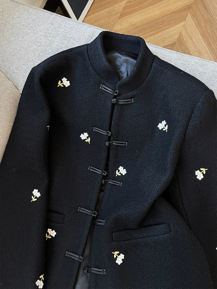 2025 Winter New Style Black New Chinese Style High-End Embroidered Daisy Button Coat Retro Simple Elegant Short Jacket
