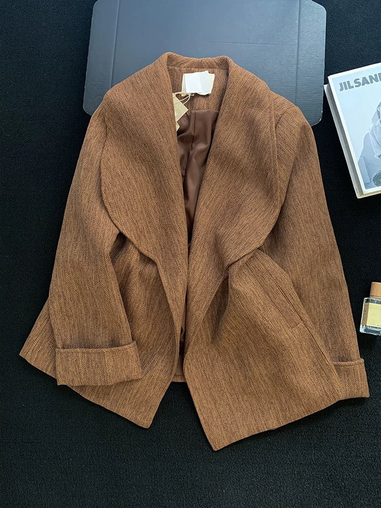 French minimalist retro oversized lapel short coat for women, 2025 winter, high-end design, Hepburn style, elegant long-sleeved coat.