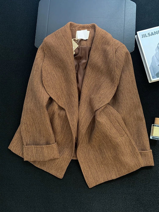French minimalist retro oversized lapel short coat for women, 2025 winter, high-end design, Hepburn style, elegant long-sleeved coat.
