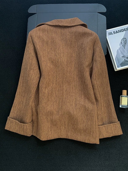 French minimalist retro oversized lapel short coat for women, 2025 winter, high-end design, Hepburn style, elegant long-sleeved coat.