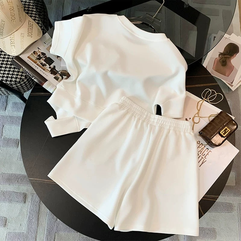 White casual sports suit for women, summer high-end fashion, age-reducing fashionable short-sleeved shorts two-piece set, trendy and western style