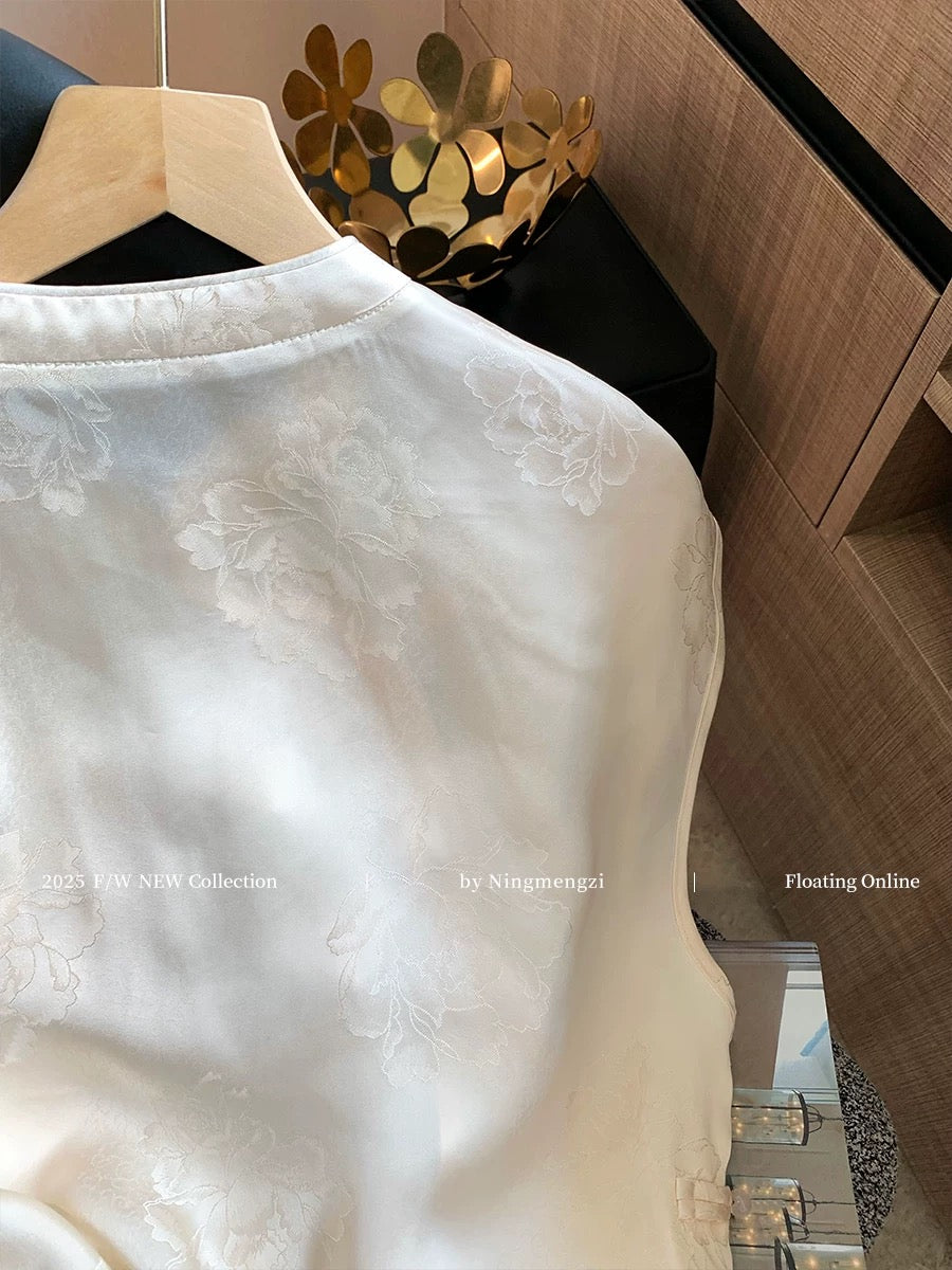 New Chinese style hollowed-out embroidered diagonal placket button sleeveless shirt for women, a new summer 2025 style top with a cool and elegant feel.