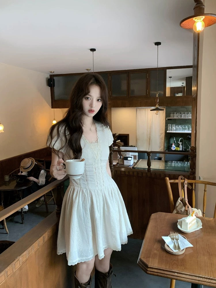 neurcz Beige lace-trimmed retro-style short dress, summer-appropriate, waist-cinching design, gentle and feminine white dress.