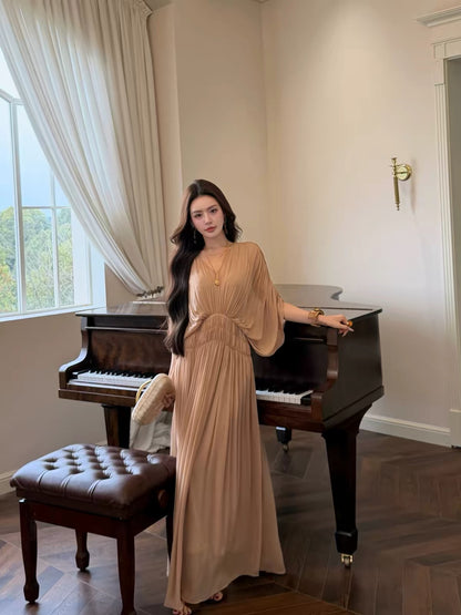 Feng Xinying "Mousse Goddess" French-style elegant, lightweight, pleated, drop-shoulder, batwing-sleeve V-neck dress with a waist-cinching, slimming silhouette.