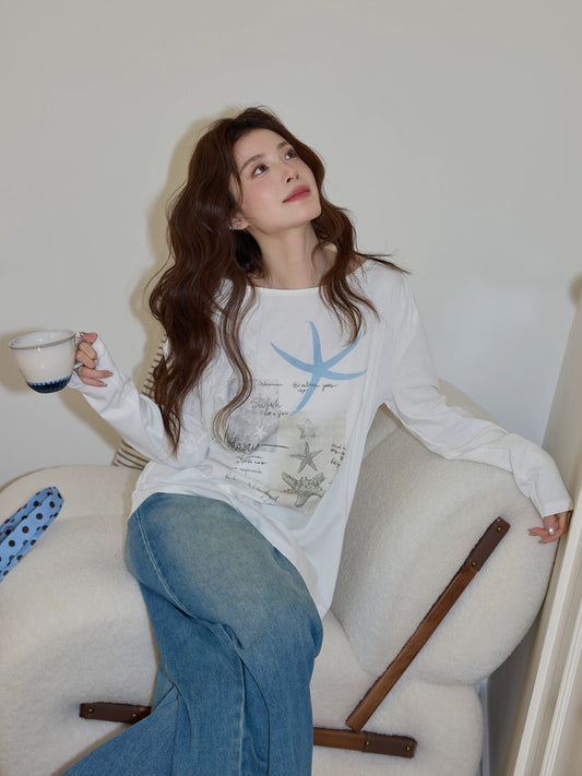 Chaochao's off-white round neck printed T-shirt for women, 2026 spring, relaxed and casual long-sleeved beach vacation top.