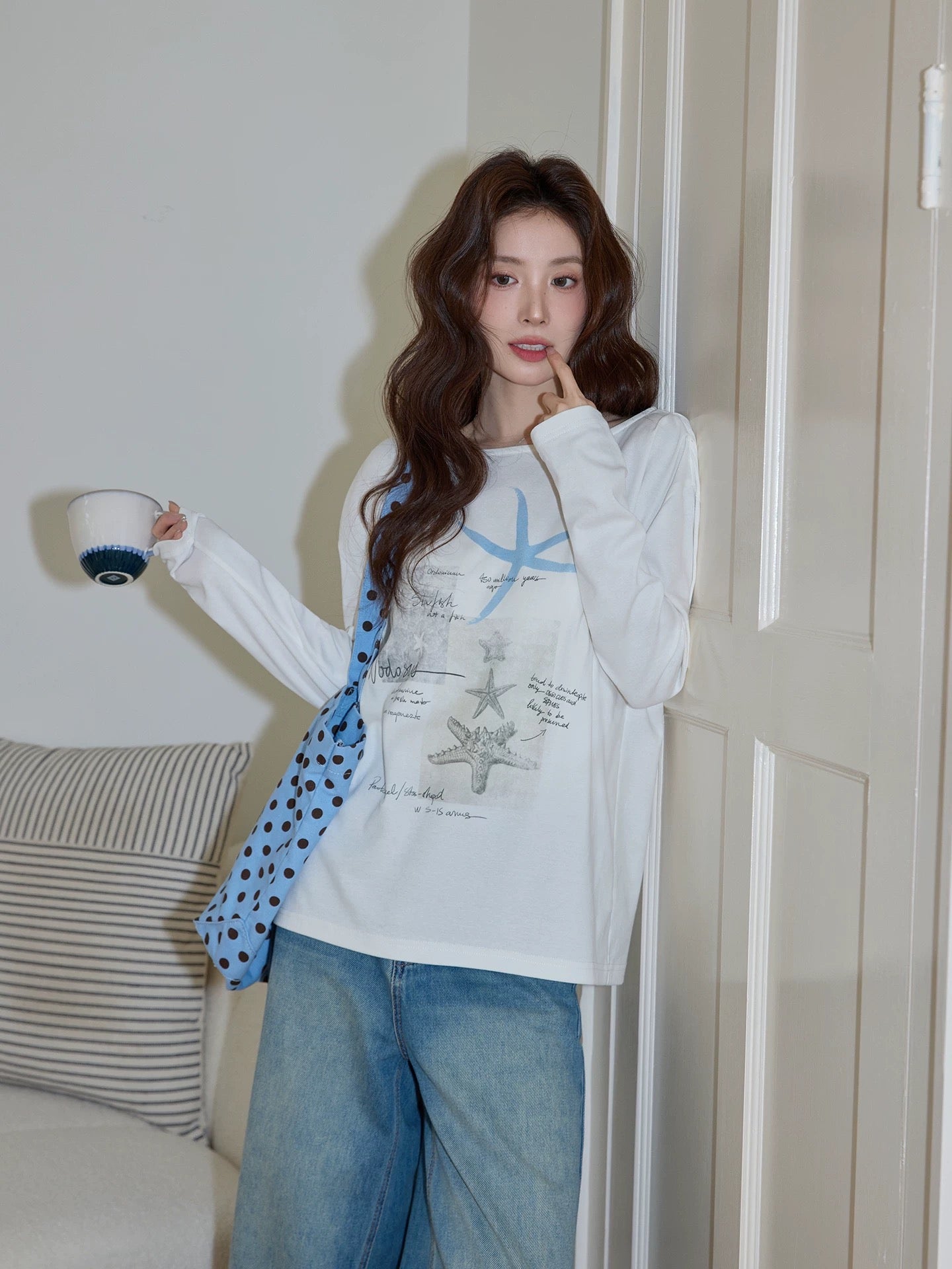 Chaochao's off-white round neck printed T-shirt for women, 2026 spring, relaxed and casual long-sleeved beach vacation top.