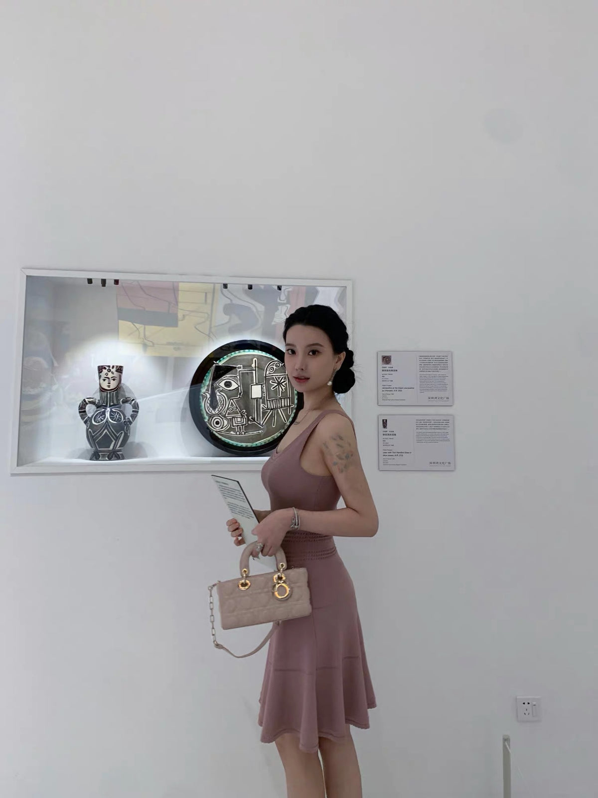 Son Ji-hye "Wan Xiang Yu" – Sleeveless, waist-cinching, slim-fit maxi dress in a silky, elegant fabric with a U-neckline.