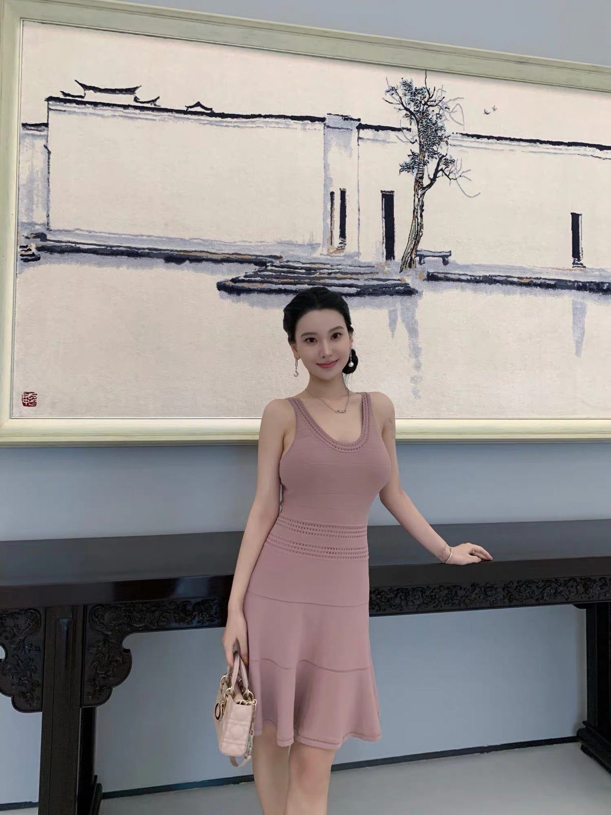 Son Ji-hye "Wan Xiang Yu" – Sleeveless, waist-cinching, slim-fit maxi dress in a silky, elegant fabric with a U-neckline.