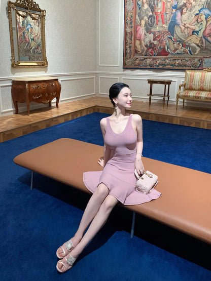 Son Ji-hye "Wan Xiang Yu" – Sleeveless, waist-cinching, slim-fit maxi dress in a silky, elegant fabric with a U-neckline.