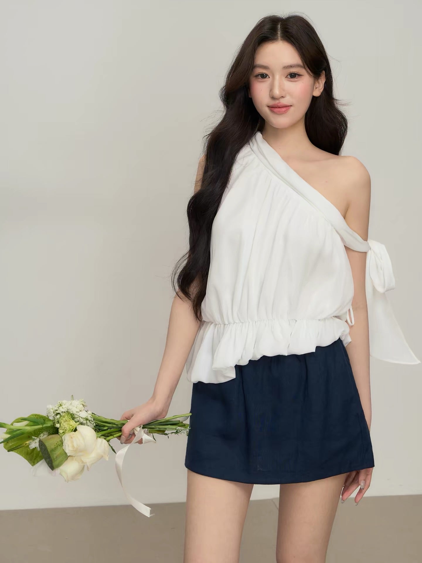 OIOI ESSE / "Unbound" French-style asymmetrical off-shoulder sleeveless tank top with flowing ribbons