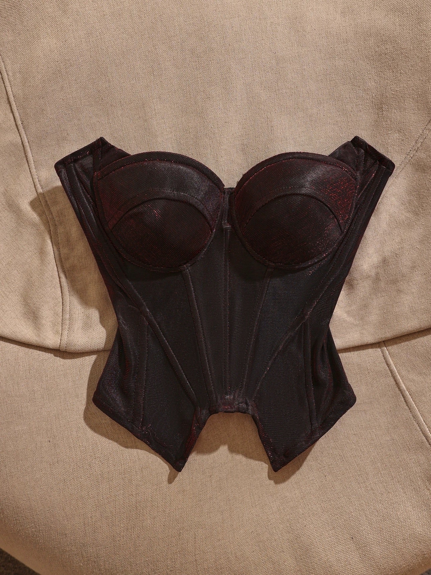 Black, sweet and spicy, high-end fishbone bra, unique design, slimming and flattering, sexy strapless top.