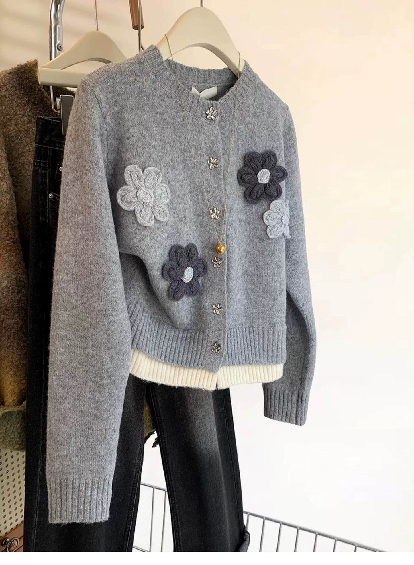 Gray flower fake two-piece short sweater jacket women autumn and winter 2025 new small size soft glutinous knitted cardigan