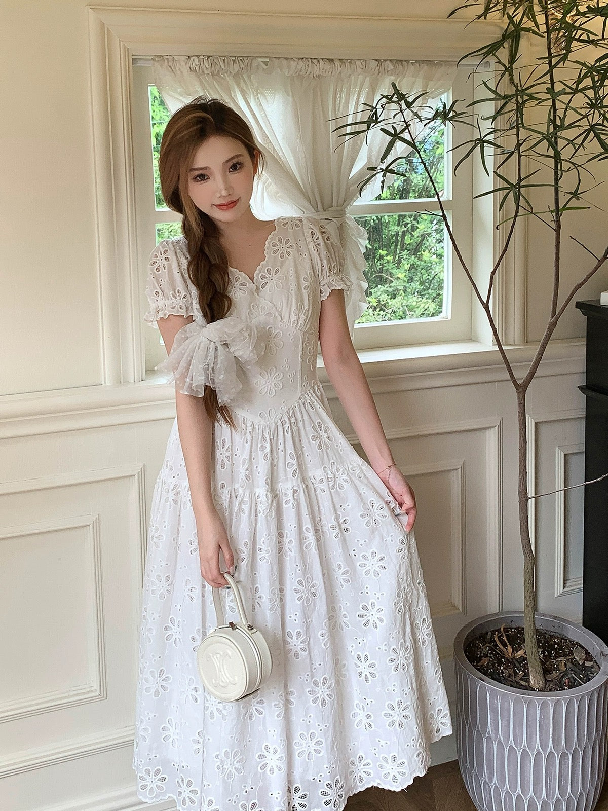 Bingbing is here丨[Early Summer Evening] French girly hollow lace dress V-neck princess dress
