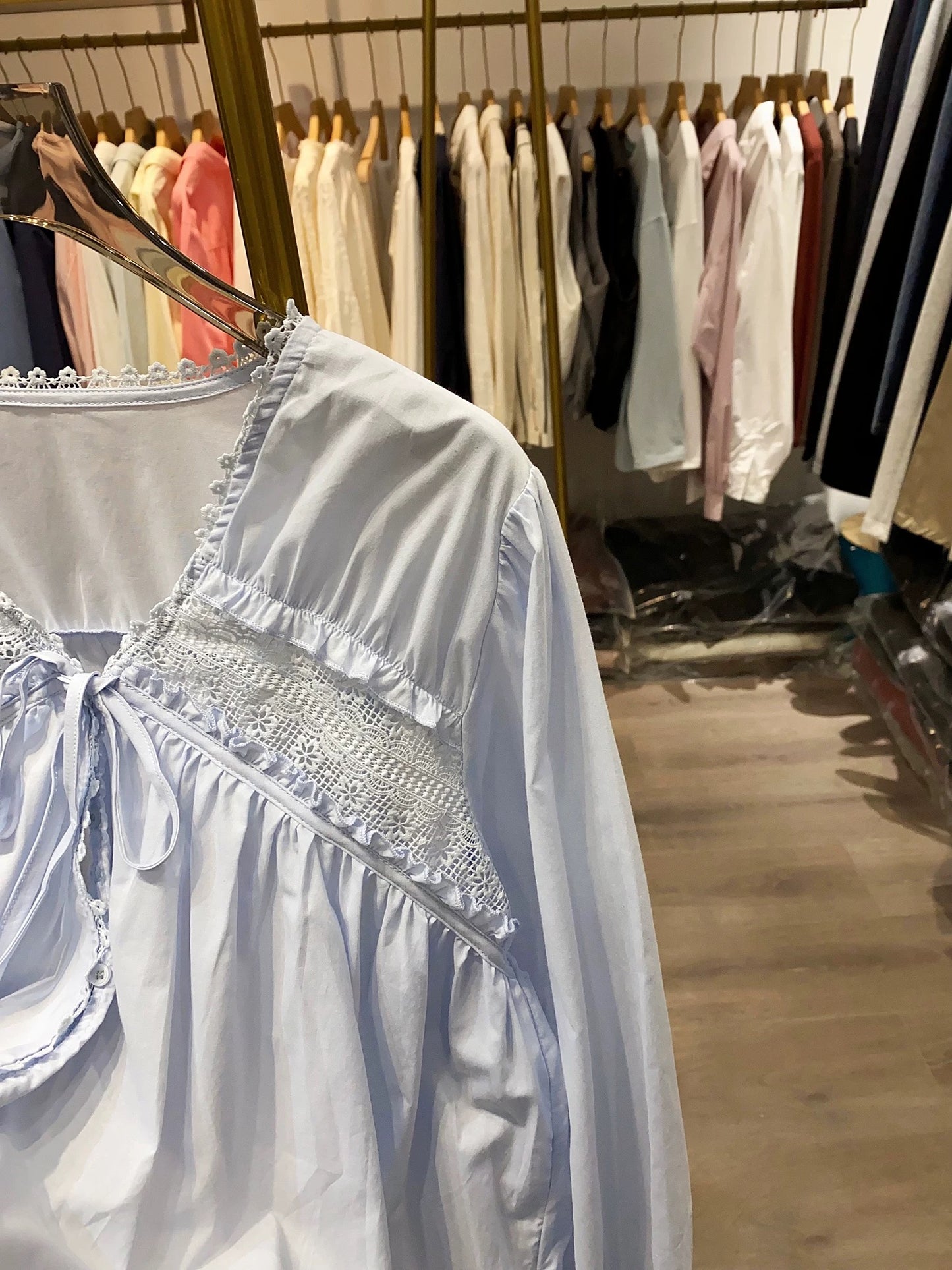 [Xiao Ai's Shop Photos] V-neck tie-up hollowed-out blouse for women, new autumn style, Korean fashion, versatile top.