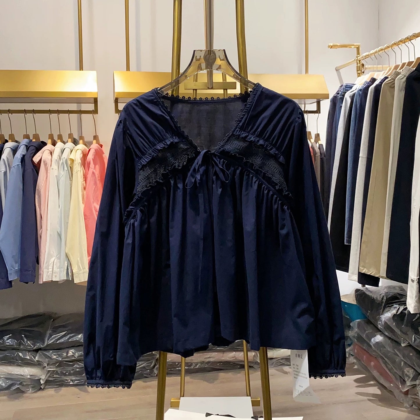 [Xiao Ai's Shop Photos] V-neck tie-up hollowed-out blouse for women, new autumn style, Korean fashion, versatile top.