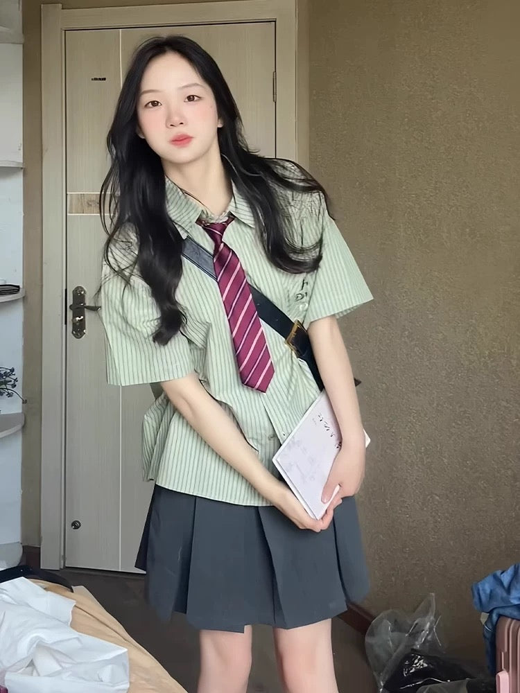 A complete set of ootd outfit green jk uniform pleated skirt 2025 super hot dress two-piece suit female summer