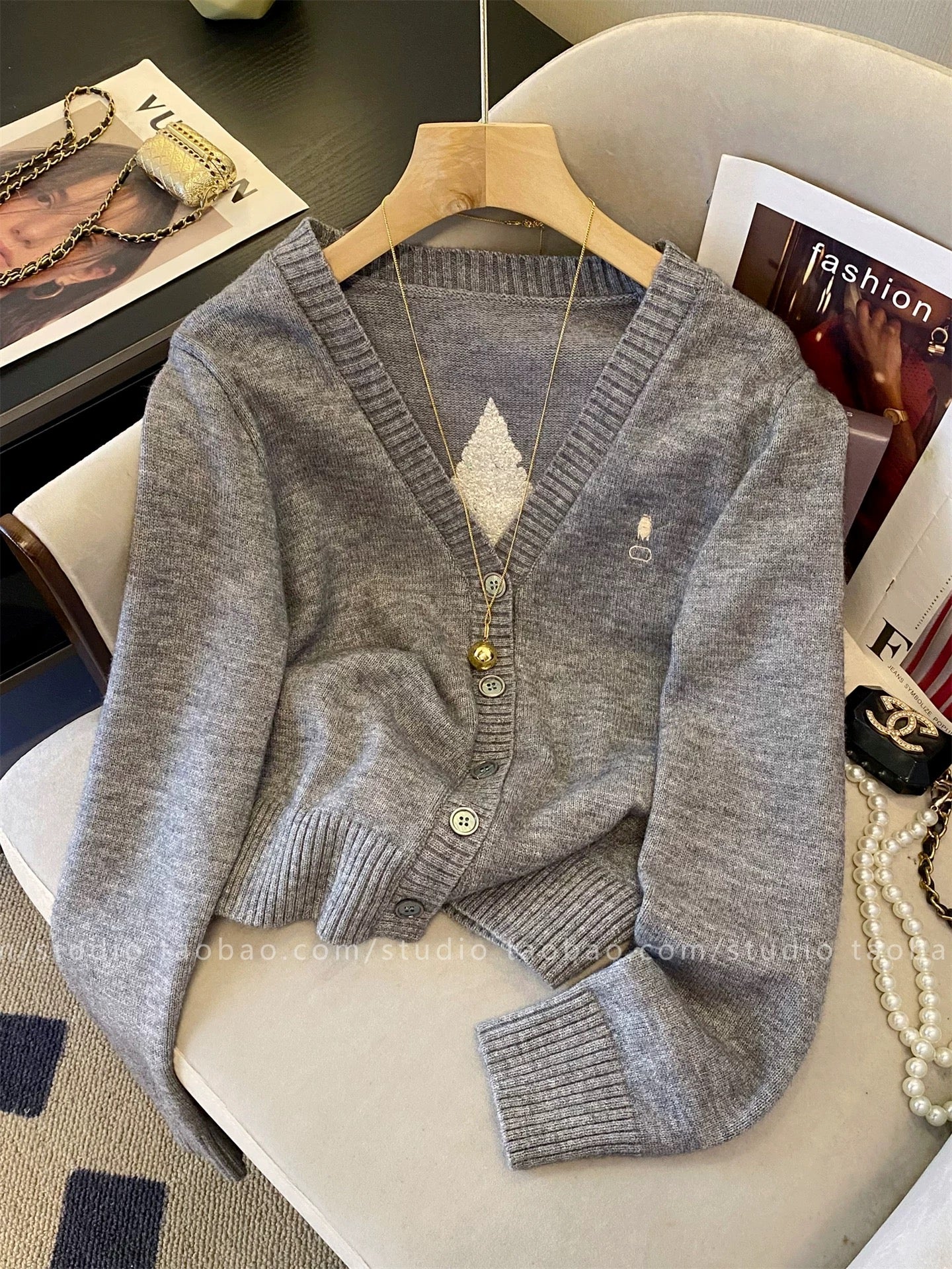 Heavy-duty embroidered round neck knitted long-sleeved sweater for autumn and winter, women's relaxed and sophisticated slim-fitting pullover short top.
