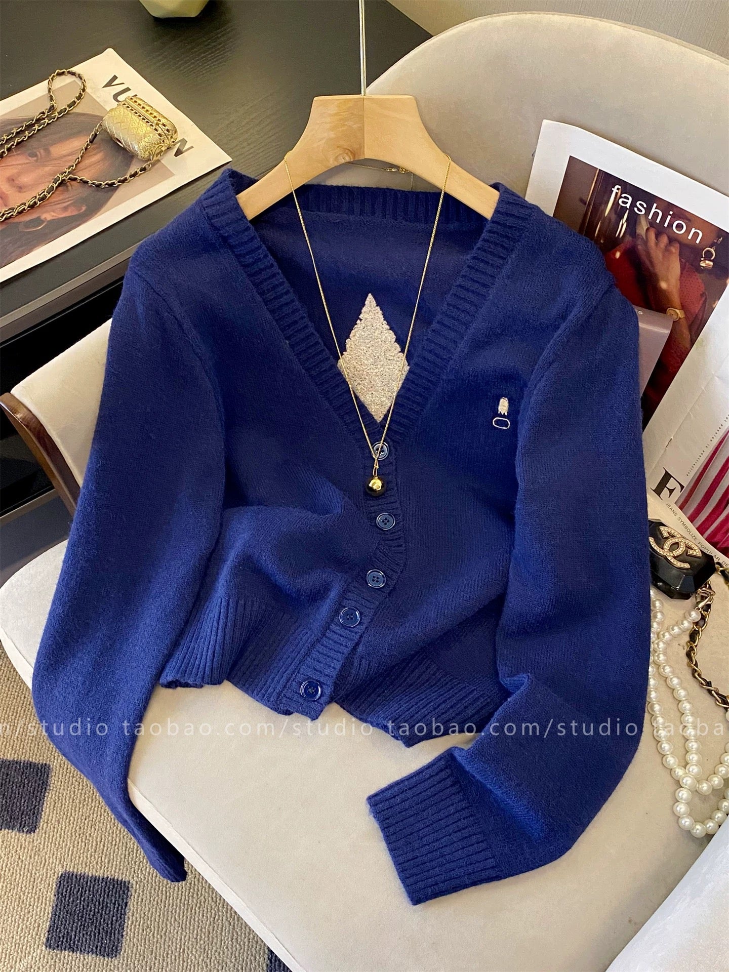 Heavy-duty embroidered round neck knitted long-sleeved sweater for autumn and winter, women's relaxed and sophisticated slim-fitting pullover short top.