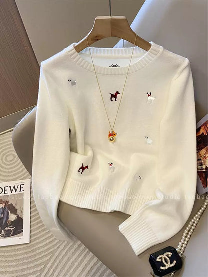 Stylish and youthful white long-sleeved knit top with puppy embroidery, new autumn 2025 style, elegant round neck top for women.