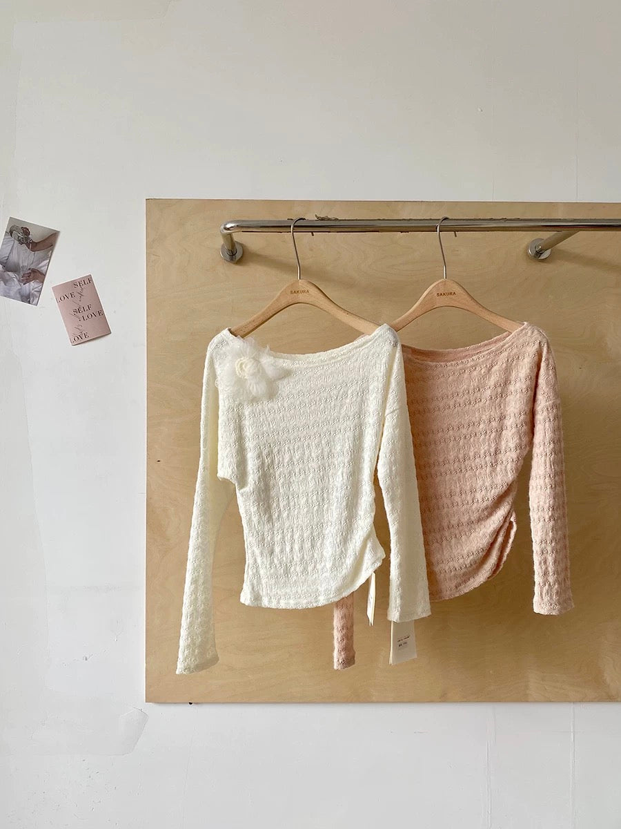 French-style off-shoulder 3D floral long-sleeved knit top for women, new autumn/winter 2025 style, fashionable, slimming, and high-end.