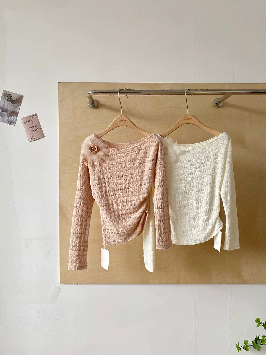 French-style off-shoulder 3D floral long-sleeved knit top for women, new autumn/winter 2025 style, fashionable, slimming, and high-end.