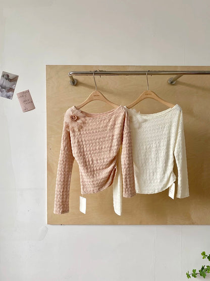 French-style off-shoulder 3D floral long-sleeved knit top for women, new autumn/winter 2025 style, fashionable, slimming, and high-end.