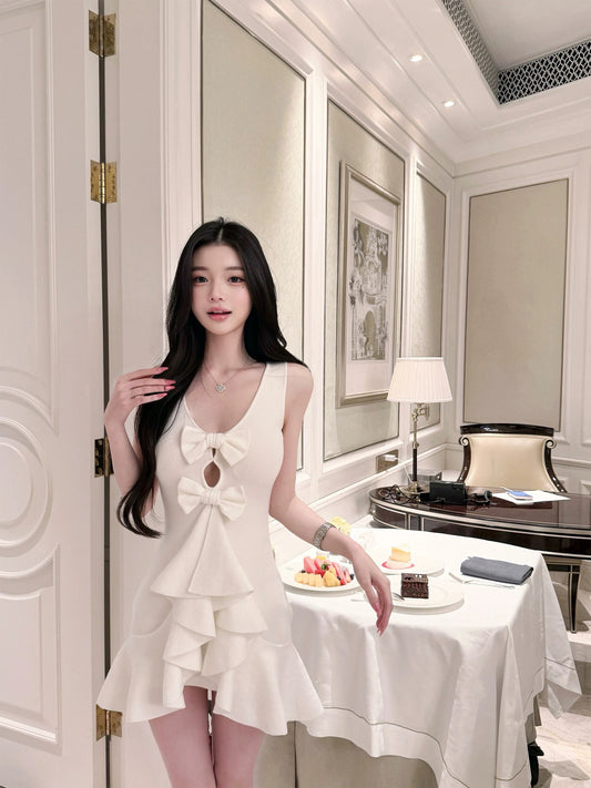 Qiauuu Bai Fu Jia Ren, a Chanel-inspired handmade bow-knitted V-neck dress for elegant ladies.