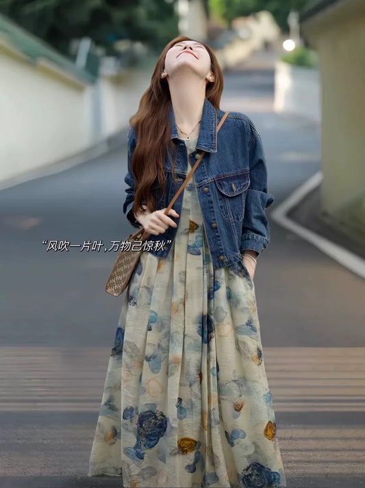 Wear a denim jacket and suspender skirt suit in early spring. Large size high-end sleeveless oil painting vest dress