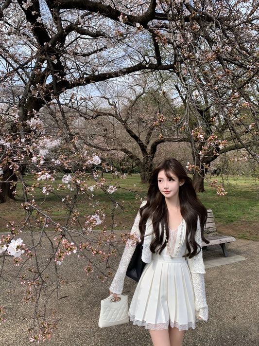 [In Stock] CHICYOU Lux Series White Lace-Trimmed V-Neck Pleated Dress