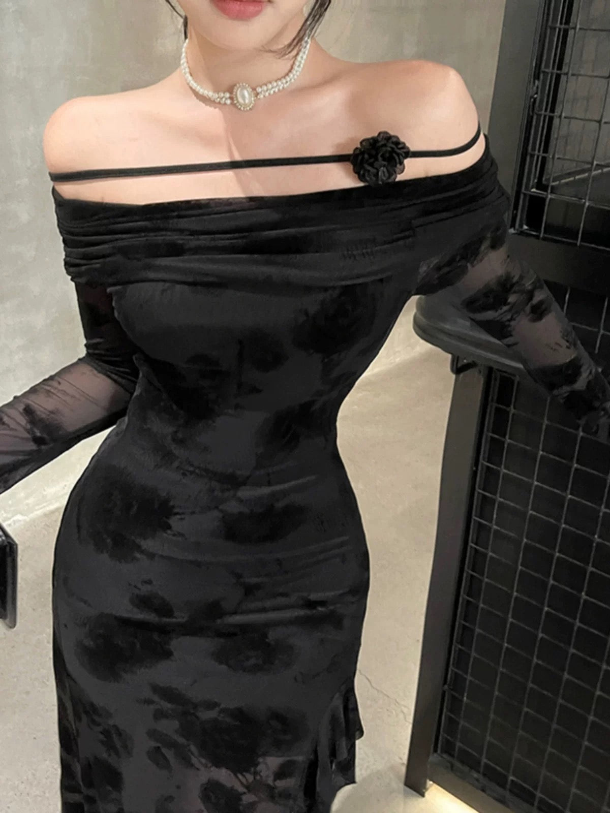 instunning French black one-shoulder mesh long-sleeved dress for women early autumn irregular slit long skirt